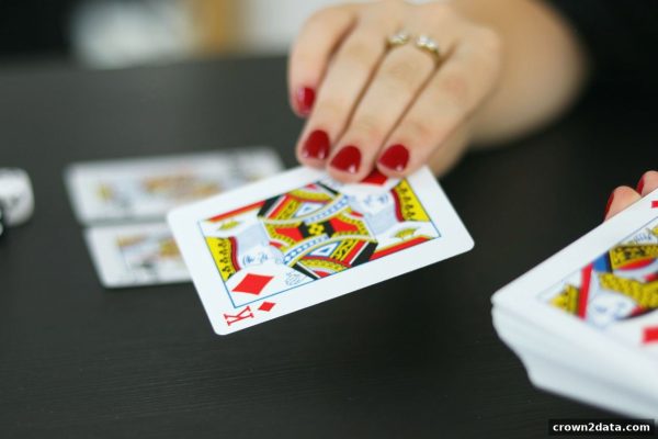 皇冠新2深度解析：香港六合彩的数字游戏内核与桌游设计融合